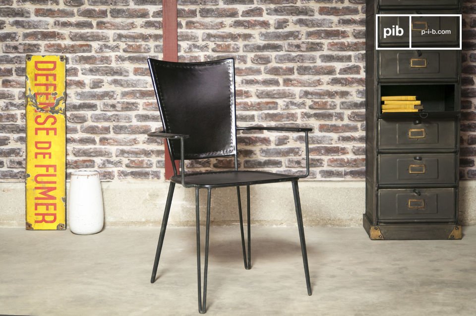 een zwart leren fauteuil op een metalen structuur die Latijnse klanken combineert met een vintage stijl.