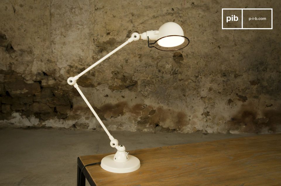 De lamp bestaat uit armen van 30 centimeter die eenvoudig kunnen worden aangepast.