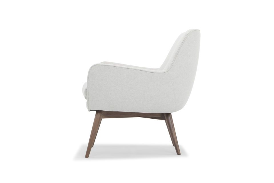 Met zijn lichte gewicht vindt de stoel Järvi zijn plaats in een slaapkamer of woonkamer en biedt