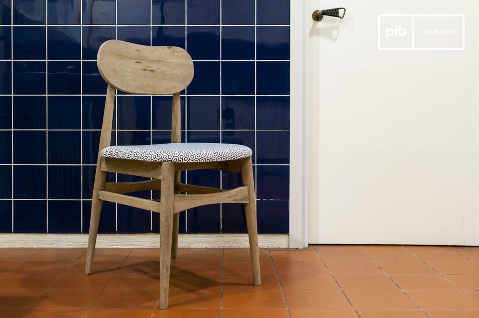 Elegante Scandinavische stoel met grafische motieven.