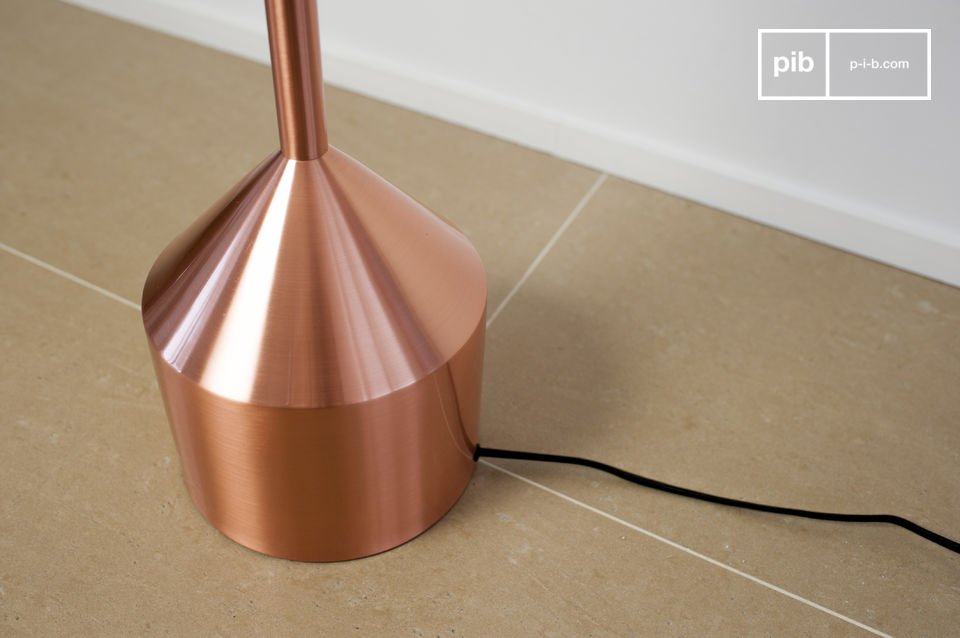 De metalen vloerlamp is bedekt met een laag roze koper.