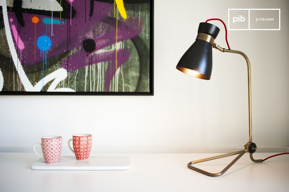 Dunne en elegante aluminium lamp.