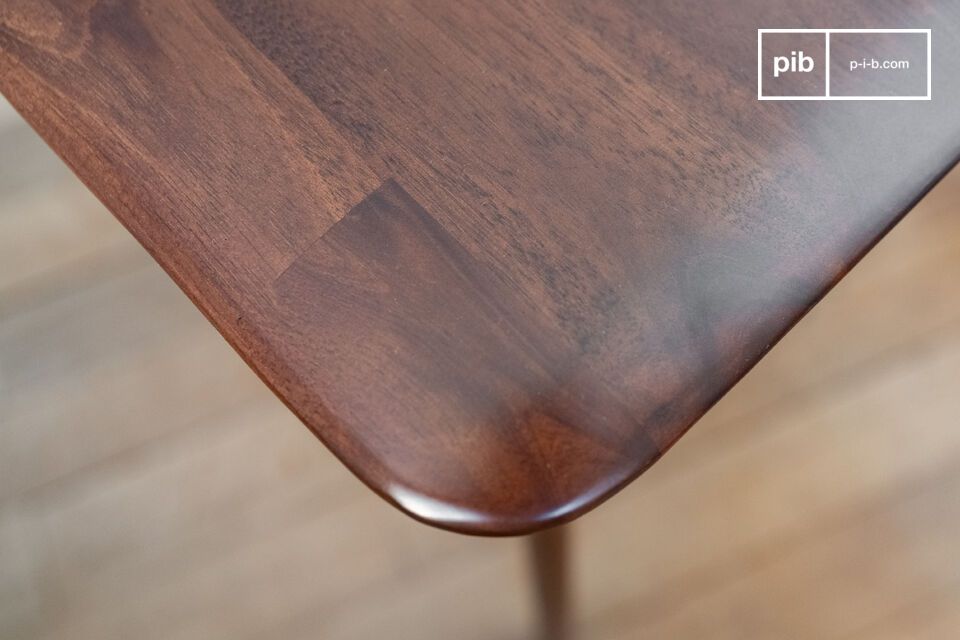 Een kleine tafel in de Scandinavische stijl van de jaren 60 die eenvoud en elegantie combineert