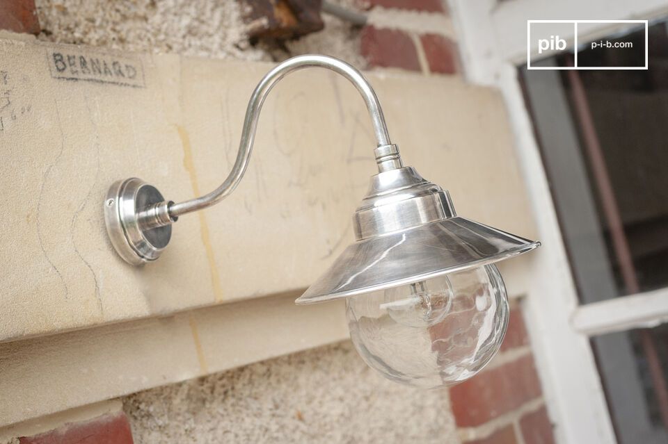 De kleine zilverkleurige zwanenhals wandlamp is een ideaal licht om je exterieur te accentueren