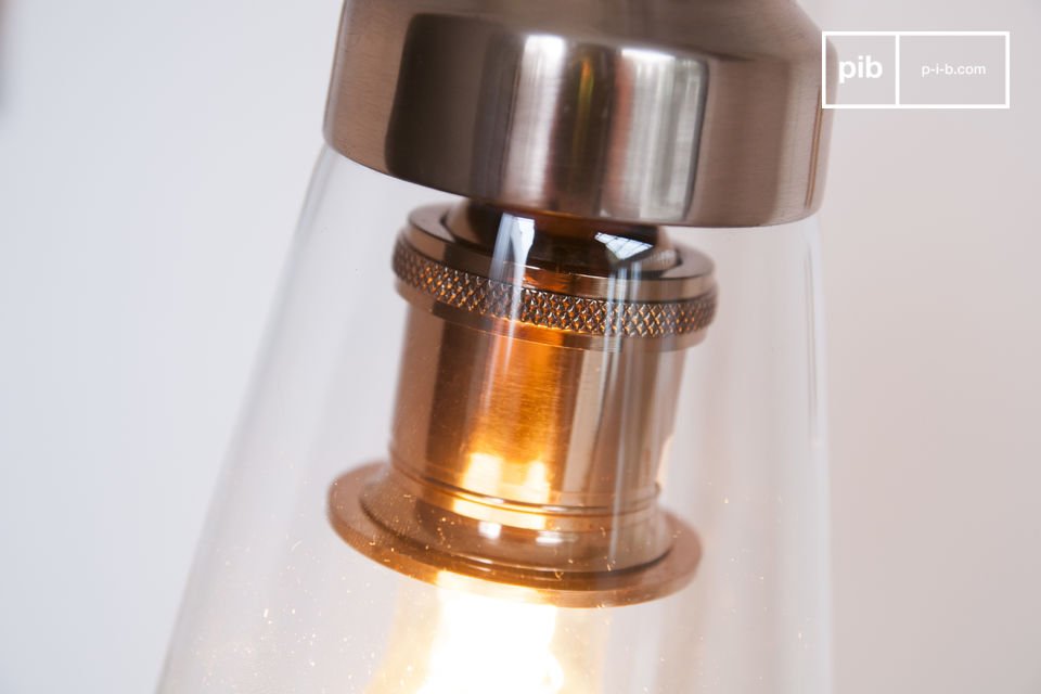 Deze hanglamp heeft een lampenkap in de vorm van een kegel, geheel gemaakt van glas