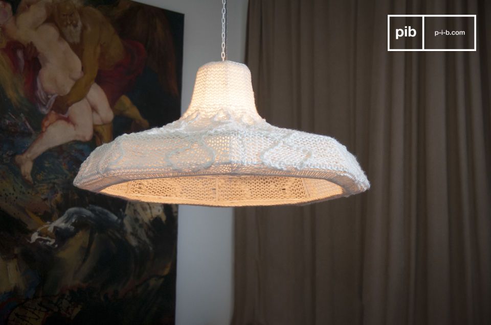 Zachte hanglamp geheel bedekt met witte wol.