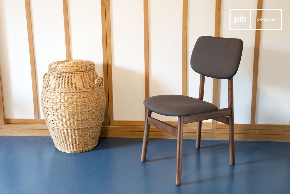 De set van hoeken van deze stoel maakt het een decoratieve aanwinst voor uw interieur.