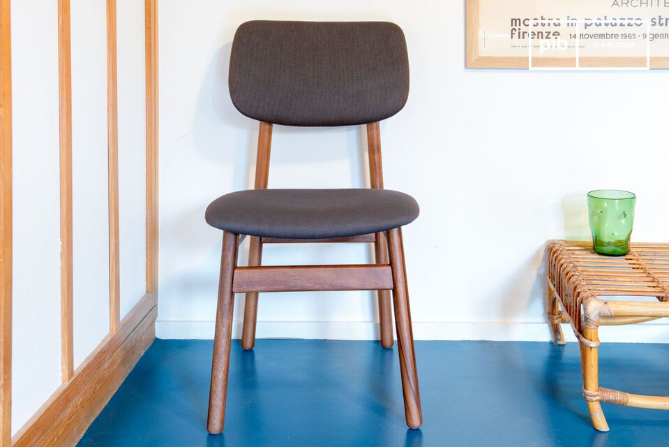 Een comfortabele stoel, perfect rond een eettafel of als bureaustoel in een kantoor