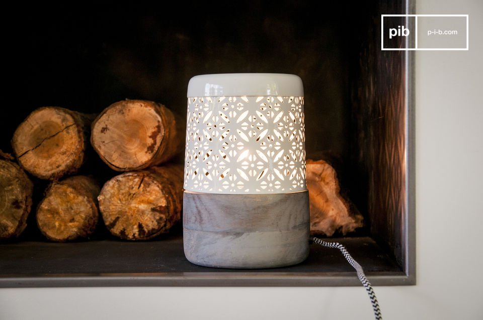 Mooie grijze houten lamp en beige metalen kap.