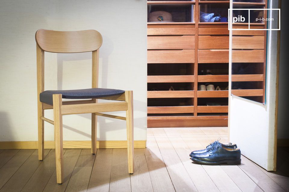 Zitcomfort en licht hout voor een stoel met Scandinavische accenten.