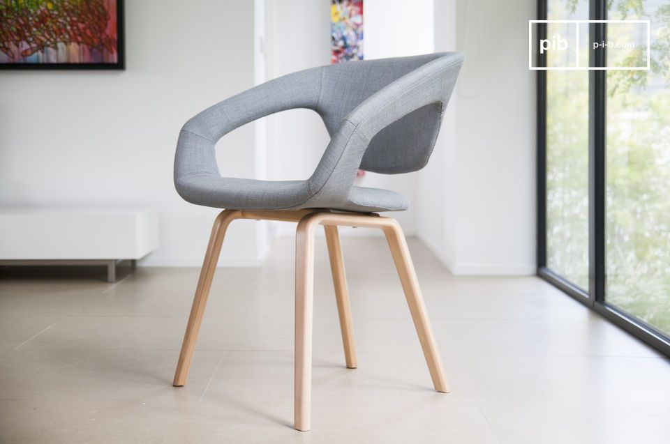 Prachtige Scandinavische fauteuil in lichtgrijze kleur.