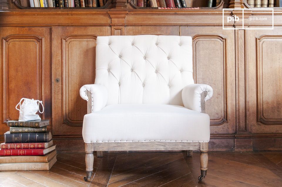 Een wit linnen fauteuil met een groot cachet.