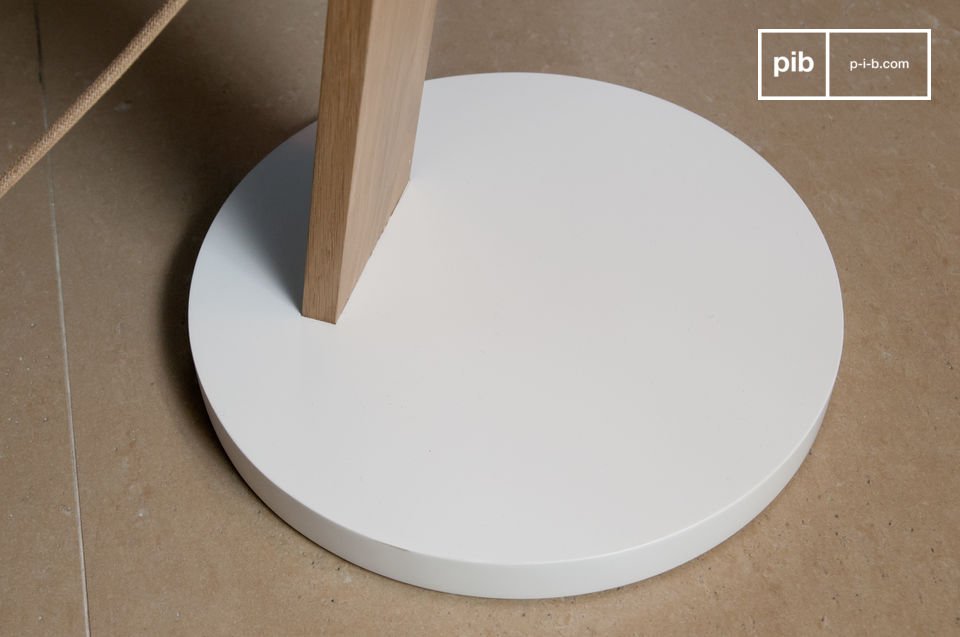 Een minimalistische, perfect ronde en volledig witte voet om de lamp te versterken.