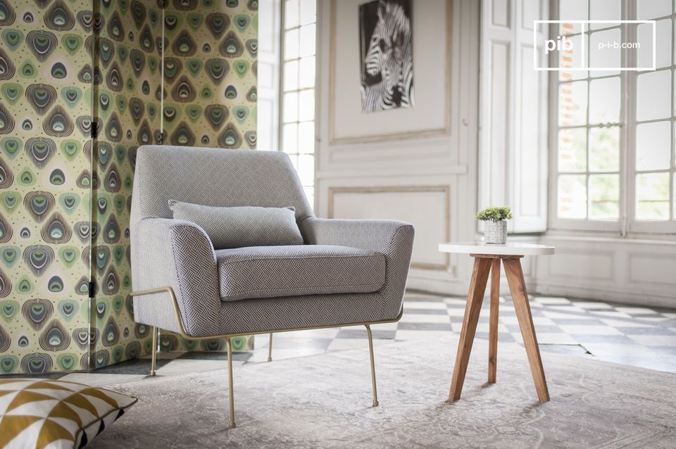 Een mooie grijze fauteuil op zijn zeer fijne poten.