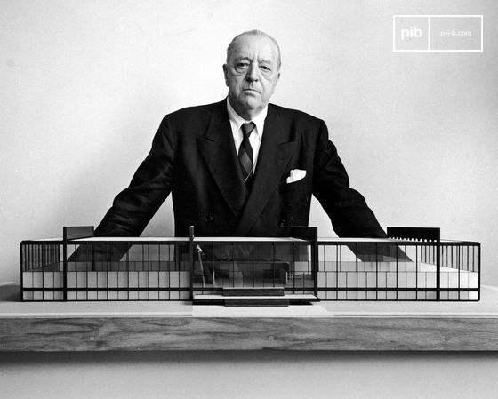 Ludwig Mies van der Rohe, een van de drie baanbrekende architecten die de universaliteit en bruikbaarheid van de Internationale Stijl hebben bevorderd