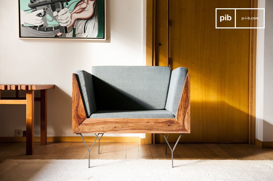 Een prachtige Scandinavische fauteuil van grijs en hout.