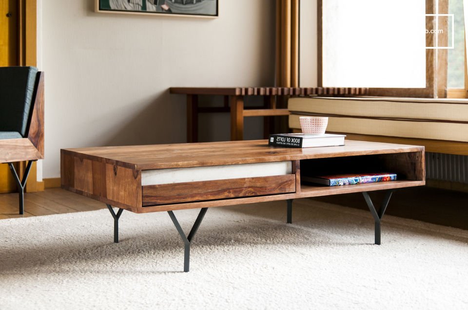 Een elegante salontafel in hout en marmer.