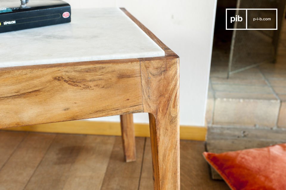 De zeer gladde houten structuur brengt zachtheid aan de tafel.