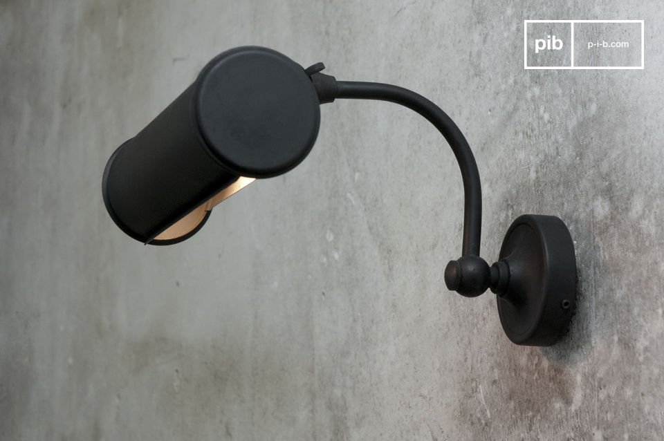 Sober en pragmatisch, deze zwarte wandlamp is gewoonweg chic.