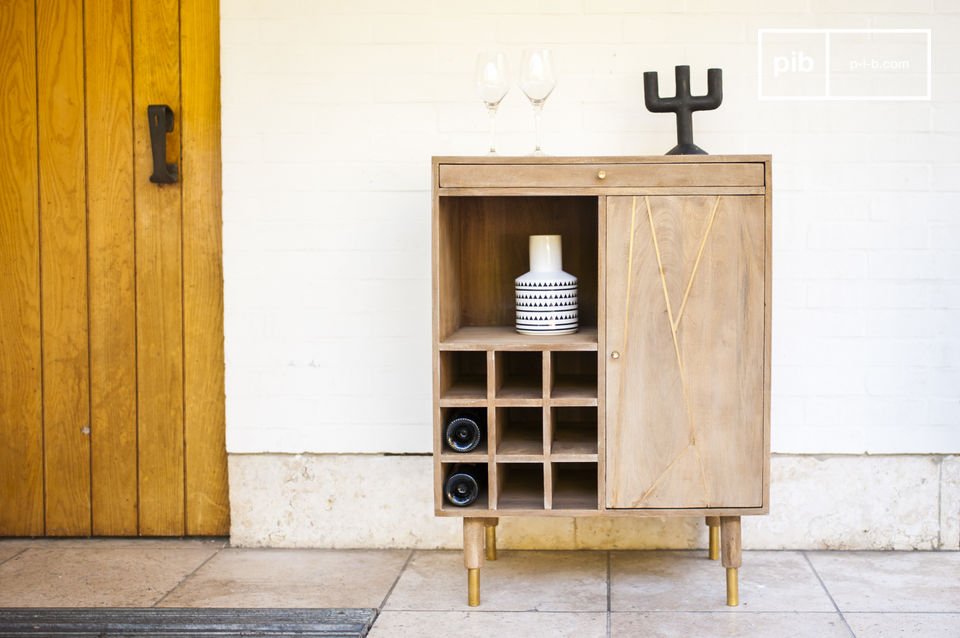 Een prachtige lichte houten garderobe met gouden accenten.