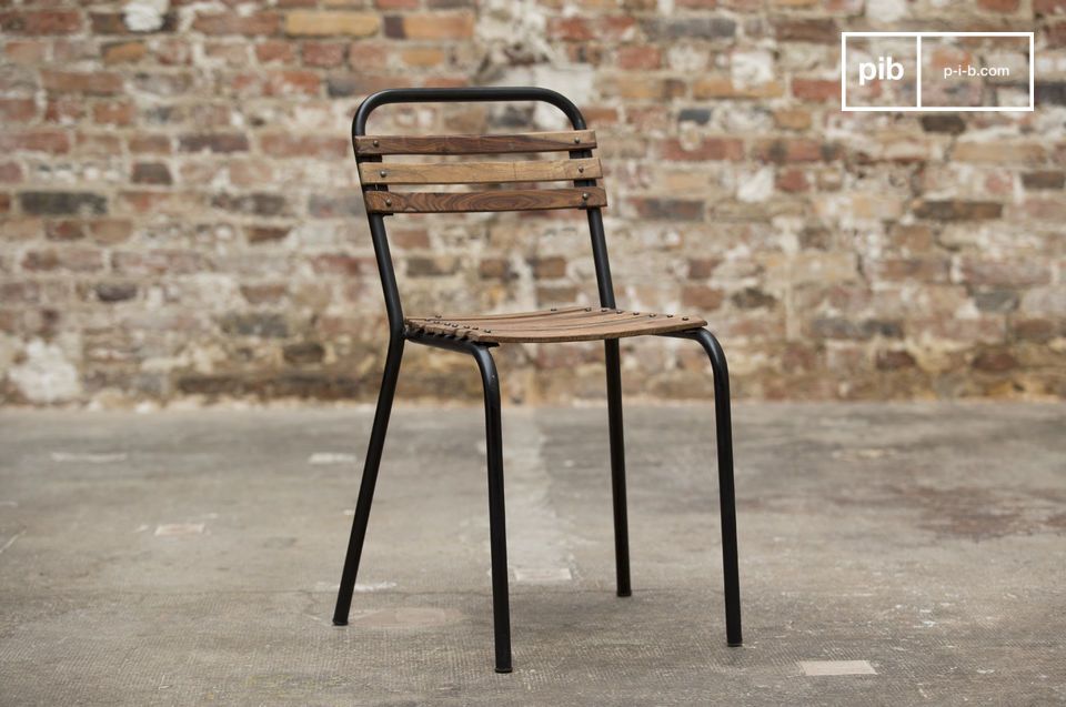 Prachtige houten en metalen stoel in industriële stijl.