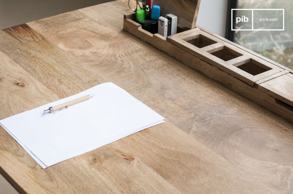 De volledig houten tafel geeft een zeer natuurlijke sfeer.