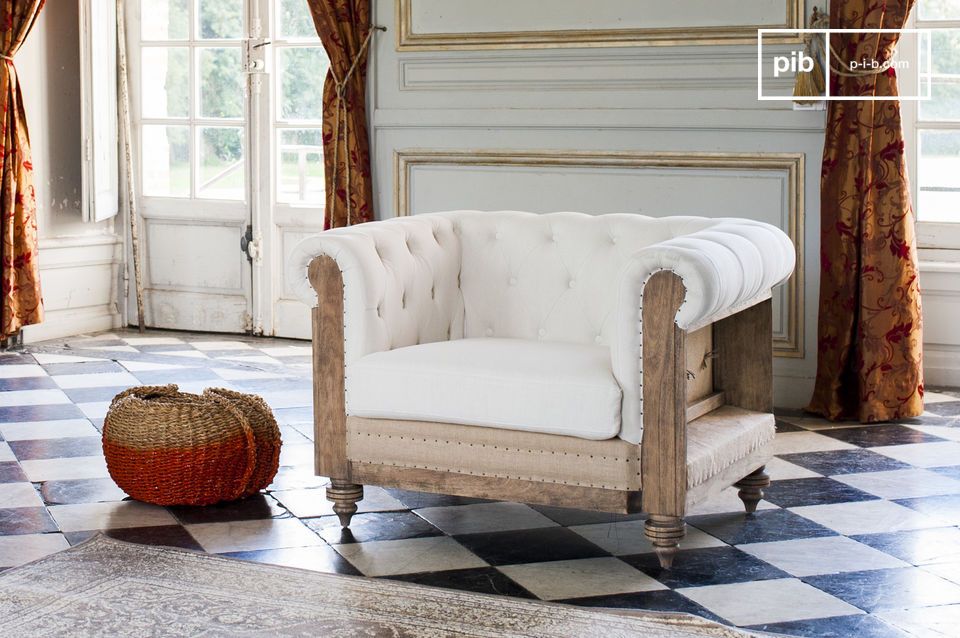 De linnen- en houten fauteuil heeft een zekere charme.