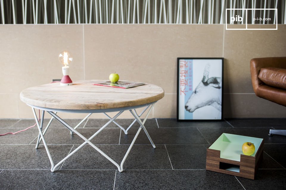 Prachtige ronde tafel van licht hout met een wit metalen onderstel.