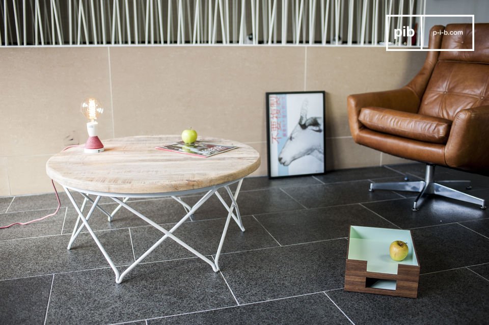 Prachtige ronde tafel van licht hout met een wit metalen onderstel.