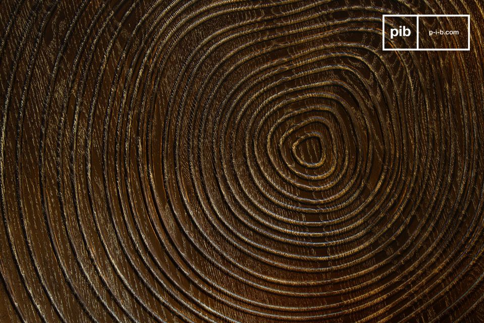 Het oppervlak is gemaakt van gegroefd eikenhout met dunne onregelmatige cilinders.