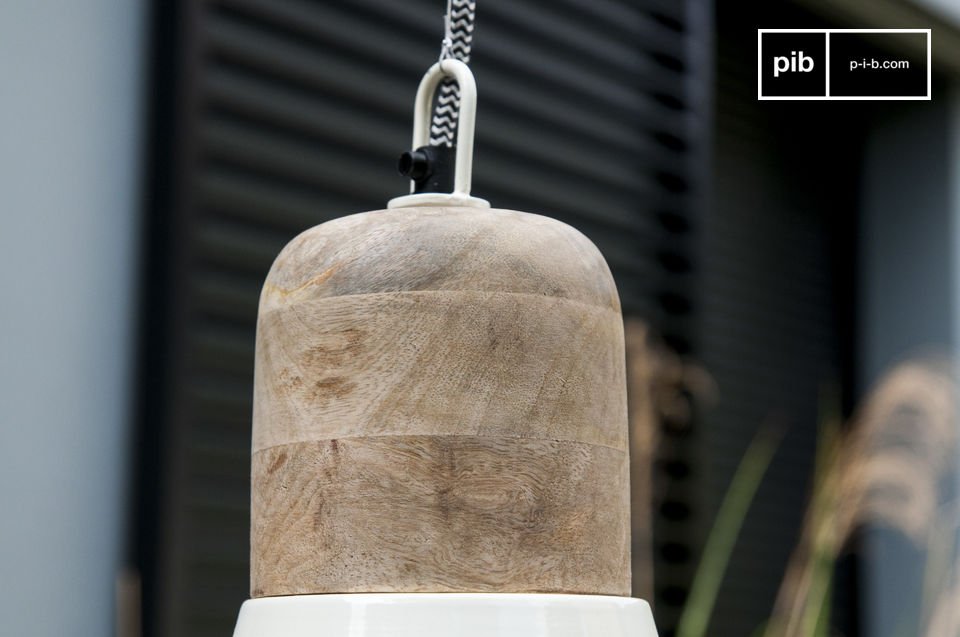 De houten afwerking voegt dit zeer natuurlijke aspect toe aan de hanglamp.