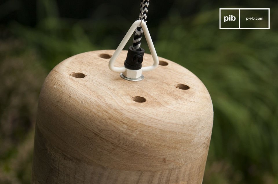 Het bovenste deel is gemaakt van natuurlijk onbewerkt massief hout.