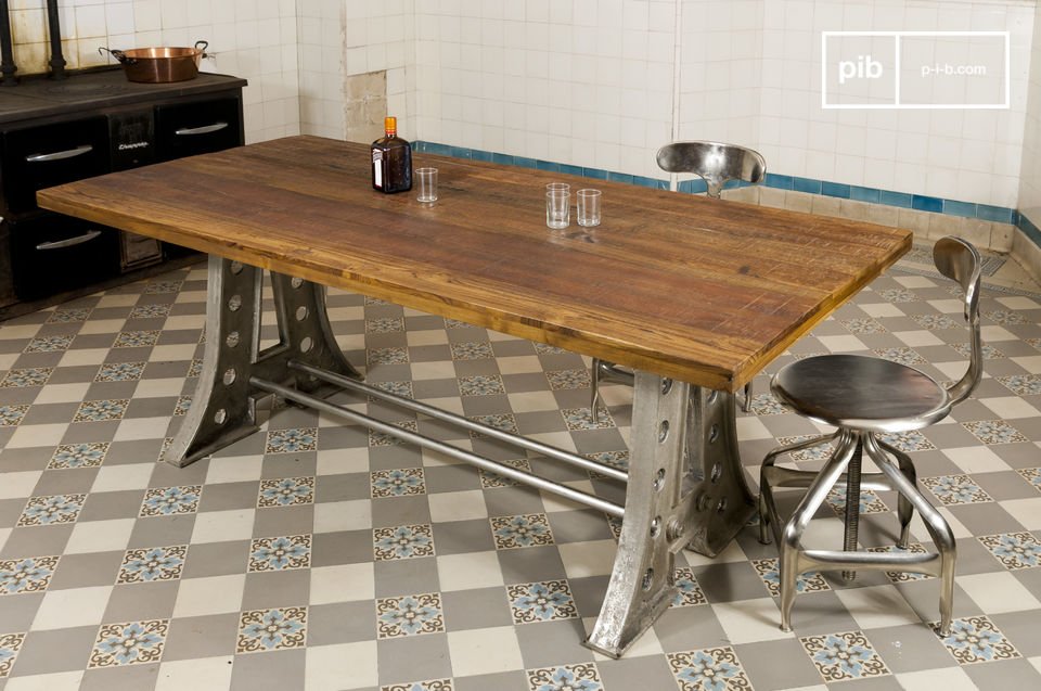 een grote eettafel met een karakteristieke industriële vormgeving.