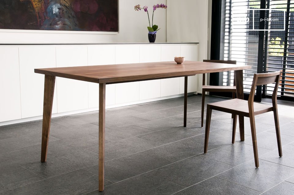 De walnoten tafel is geïnspireerd op Scandinavisch design.