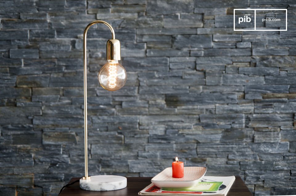 Een minimalistische lamp, perfect ontworpen en onmiskenbaar retro.