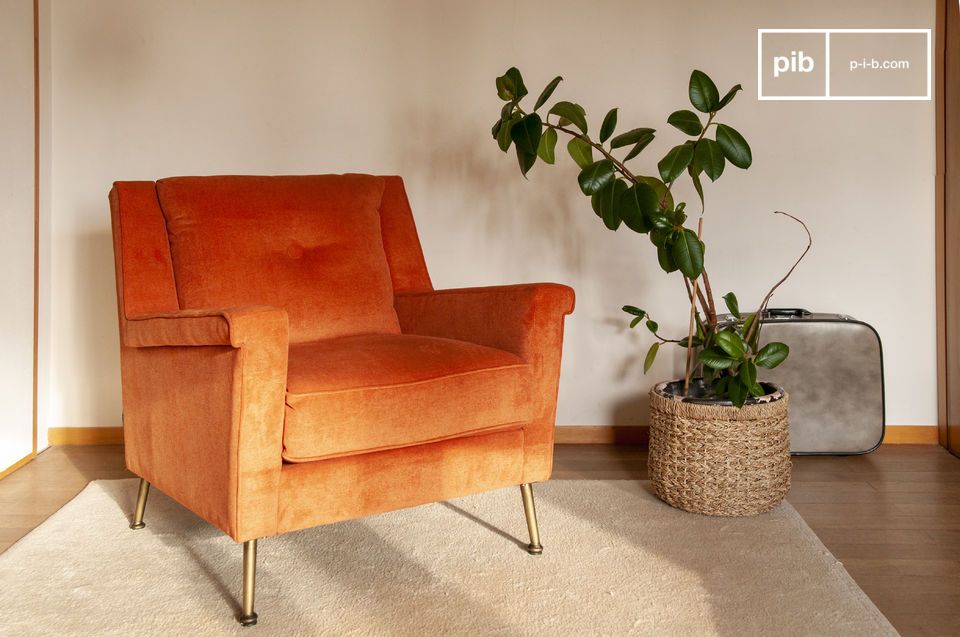 Oranje fluwelen fauteuil met messing poten.