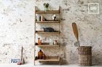 Oude collectie landelijke kasten en planken in shabby chic stijl