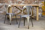 Oude collectie metalen eetkamerstoelen in industriele stijl