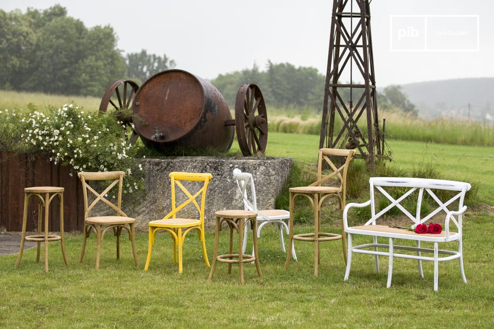 Prachtige serie landelijke stoelen in vintage barkrukstijl.