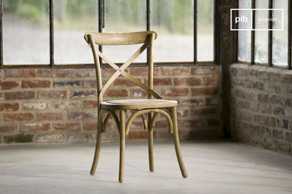 De houten en rieten stoel die een uitstekend comfort biedt.