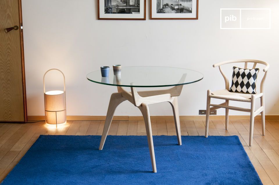 Elegante tafel met glazen blad en essenhouten onderstel.#