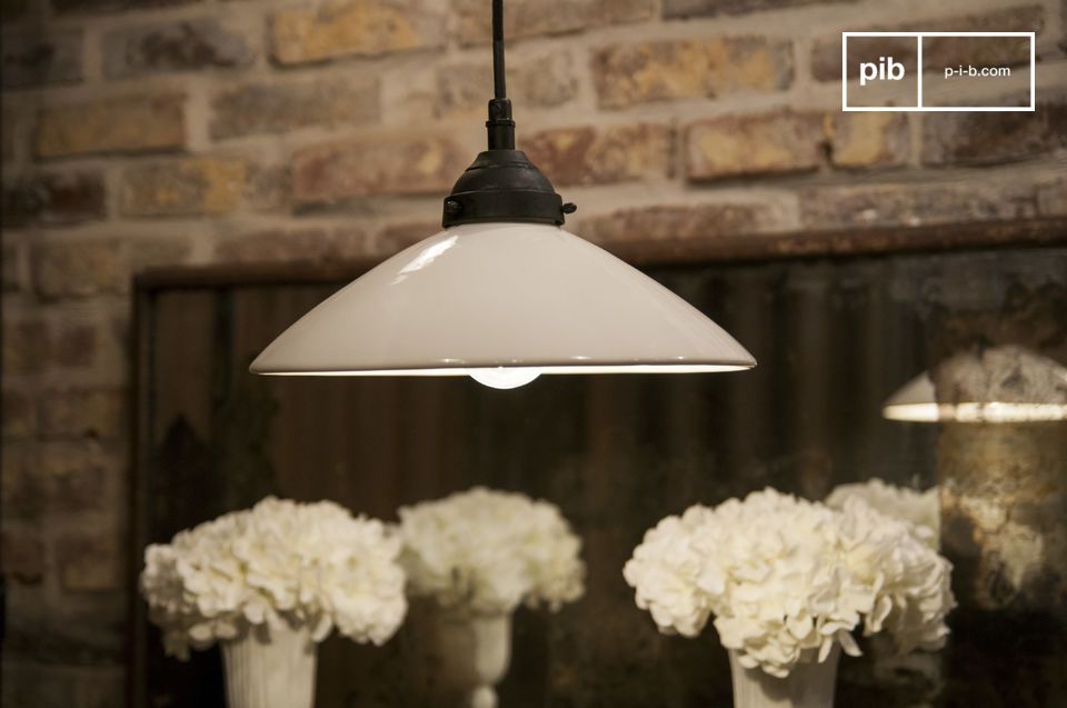 Gevoelige witte hanglamp met een bohemien-look.