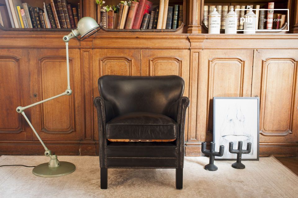 Een kleine fauteuil met een zeer veelzijdig retro design.