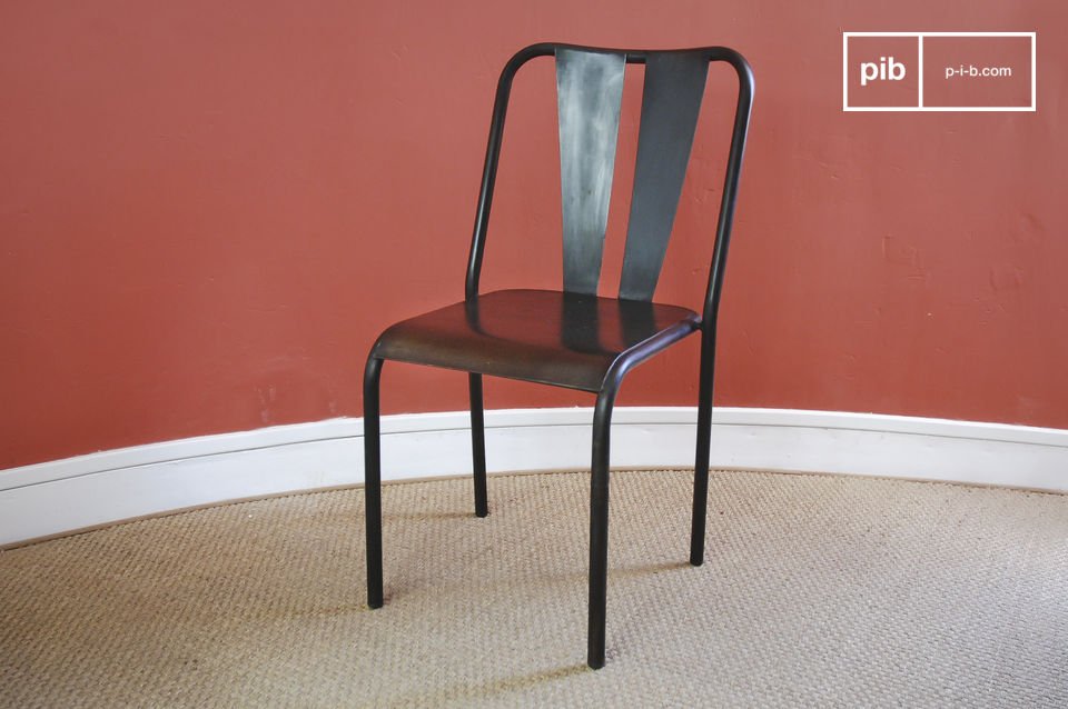 Deze handgeschilderde metalen stoel heeft een verontrust effect die de stoel onafgewerkt laat lijken