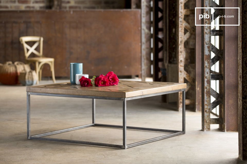 Vierkante tafel met een combinatie van bewerkt hout en onbehandeld metaal.