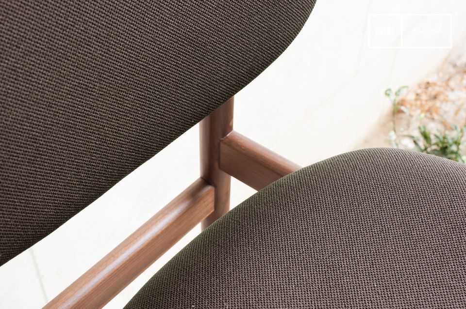 De stoelen zijn bekleed en bieden optimaal comfort.