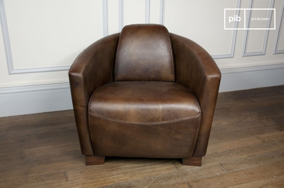 Ontworpen rond een beuken structuur, heeft deze lederen fauteuil een diepe zitting.