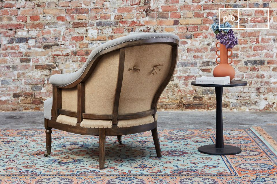 De ronde fauteuil Leonie is een mooie fauteuil in grijze stof die een landelijke bohemienachtige