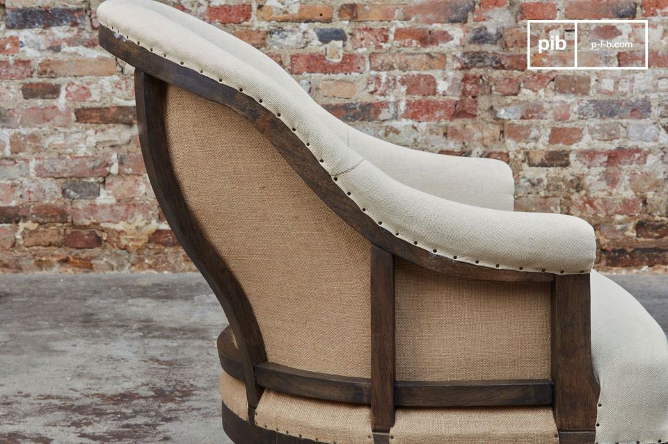 De ronde fauteuil Leonie is een mooie fauteuil in de stof Almond die een landelijke bohemienachtige