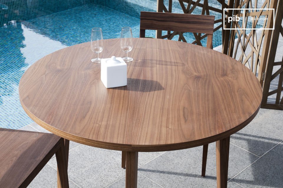 Elegante tafel met de schoonheid van massief walnoten hout 